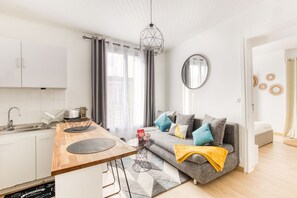 Living area - JO 2024 - Métro 5 / Parking / Easy Check In / just outside Paris /  (Pantin)