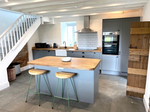 Mynachdy - sleeps 6 guests  in 3 bedrooms