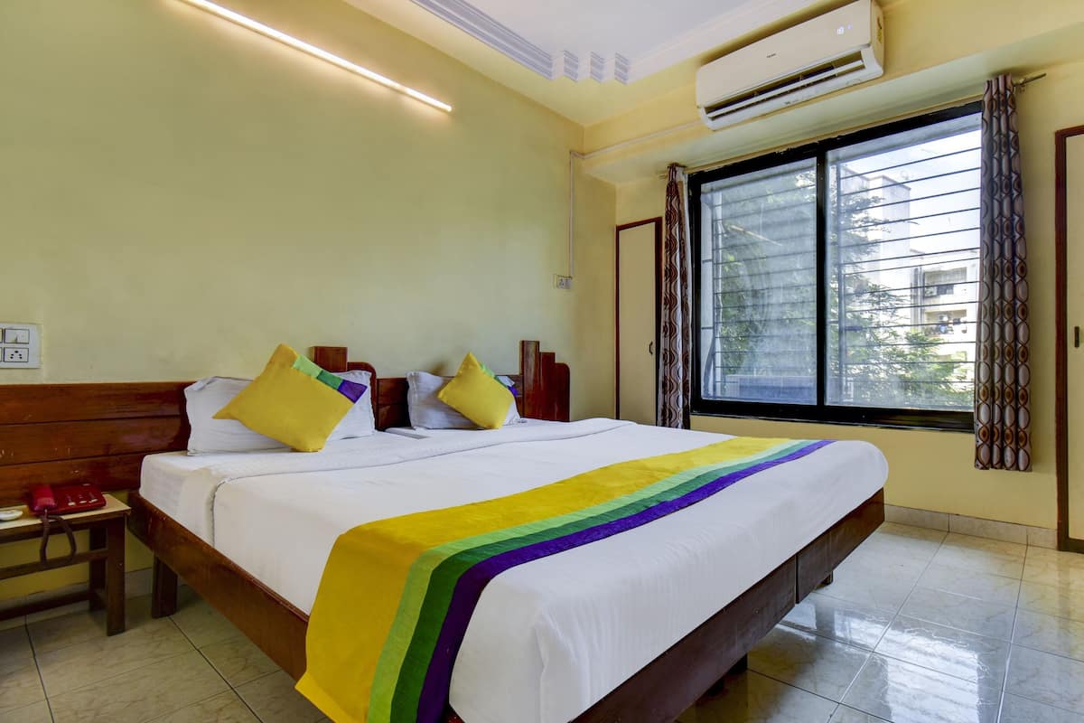 Deluxe Double Room | Desk, iron/ironing board