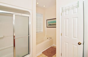 Combined shower/tub, hair dryer, towels