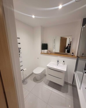 Exclusive Apartment, 2 Bedrooms | Bathroom | Free toiletries, slippers, towels - Lux 2 Bed Flat In The Heart Of Rochester (Rochester)