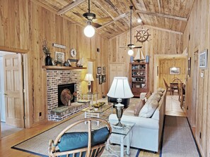 Fernseher, Kamin, DVD-Player