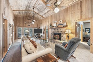 Fernseher, Kamin, DVD-Player