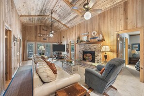 Fernseher, Kamin, DVD-Player