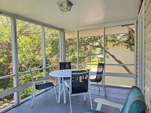 Outdoor dining - Raised Beach House, Easy Walk to Beach, Screened Porches, Hammock, Dog Friendly (Pawleys Island)