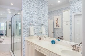 Duschwanne, Haartrockner, Handtücher