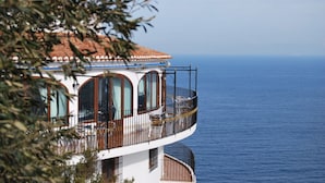 Um edifício de vários andares com varandas com vista para o mar.