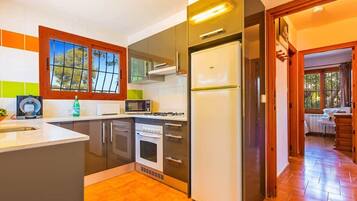 Een koelkast, een magnetron, een oven, een kookplaat