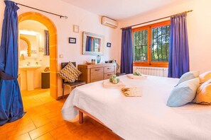 2 bedrooms, iron/ironing board, travel cot, free WiFi