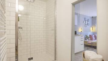 Studio | Badezimmer | Dusche, Haartrockner, Handtücher, Seife