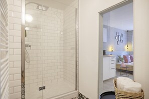 Studio | Bathroom | Shower, hair dryer, towels, soap
