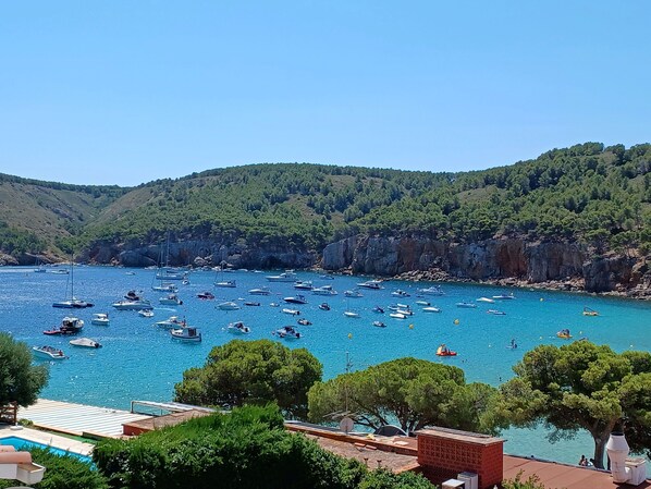 A coastal area with numerous boats anchored in a bay surrounded by hills. - MAGINIFICO APARTMENT AT THE FOOT OF THE BEACH CALA MONTGO (L'Escala)