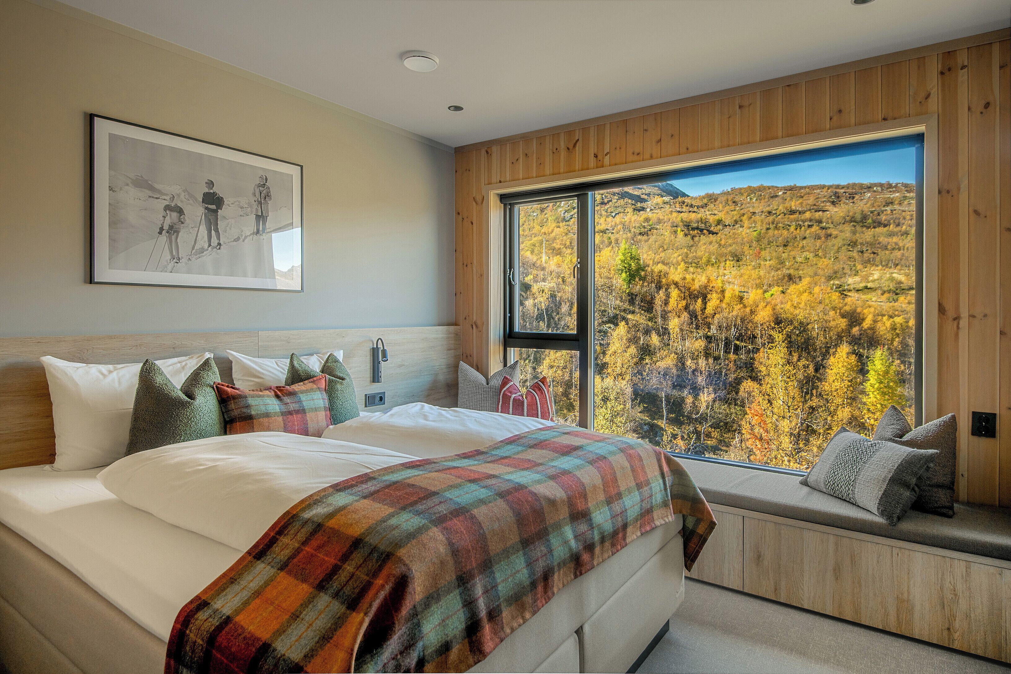 Double Room, 1 Queen Bed, Mountain View | Free WiFi, bed sheets
