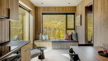 Studio Suite, 2 Bedrooms, Mountain View | Free WiFi, bed sheets