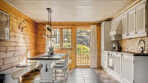 Appartement supérieur, 2 chambres, foyer, vue sur la montagne | Accès au Wi-Fi (inclus), literie fournie