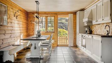 Superior Apartment, 2 Bedrooms, Fireplace, Mountain View | Free WiFi, bed sheets