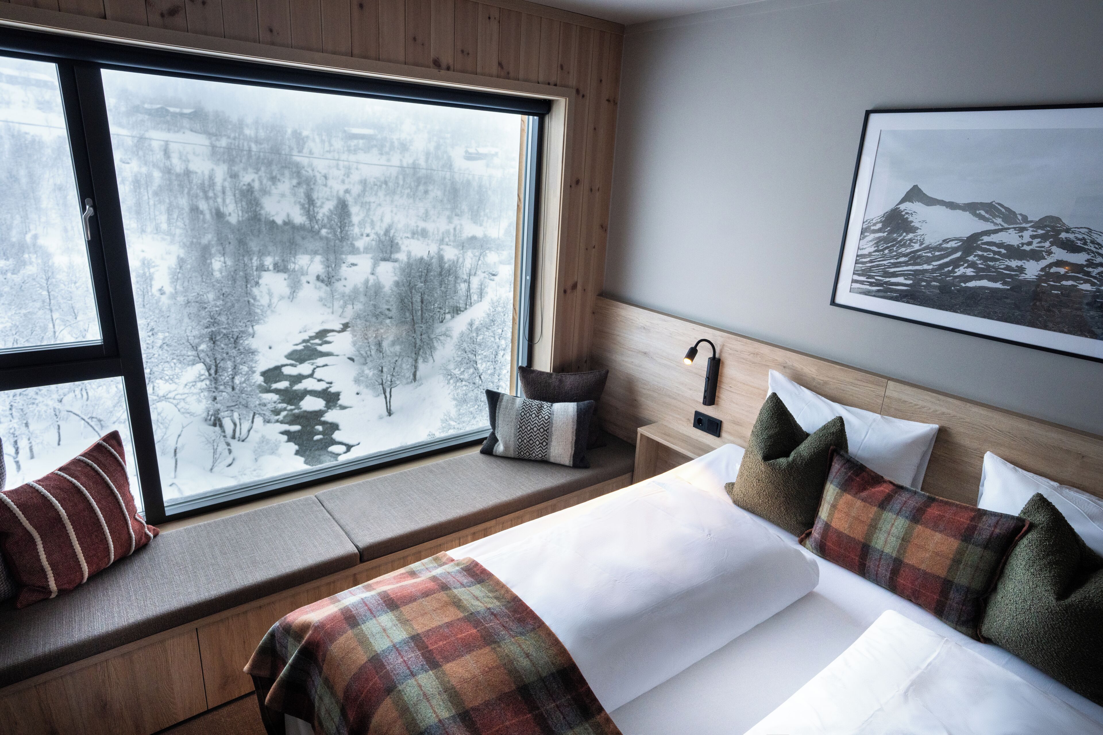 Double Room, 1 Queen Bed, Mountain View | Free WiFi, bed sheets