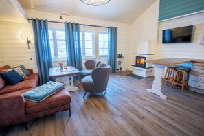 Traditional Cabin, 2 Bedrooms, Mountain View | Living area