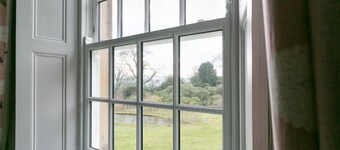 Luxury twin bedroom w ensuite shower room in the wing of private Country House