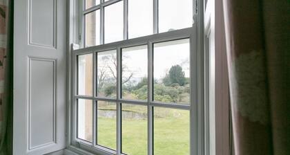 Luxury twin bedroom w ensuite shower room in the wing of private Country House