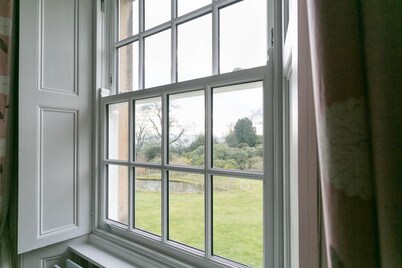 Luxury twin bedroom w ensuite shower room in the wing of private Country House