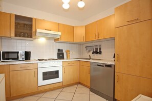 Fridge, microwave, oven, stovetop - Waterkant - Kranich Wohnung 14 (Ostseebad Boltenhagen)
