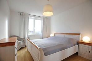 1 Schlafzimmer, Reisekinderbett