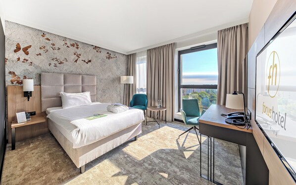 Minibar, caja de seguridad en la habitación y escritorio 