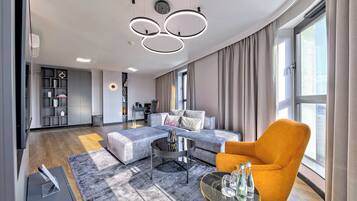Junior Suite | Minibar, in-room safe, desk, laptop workspace