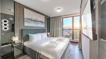 Executive Suite | Minibar, in-room safe, desk, laptop workspace