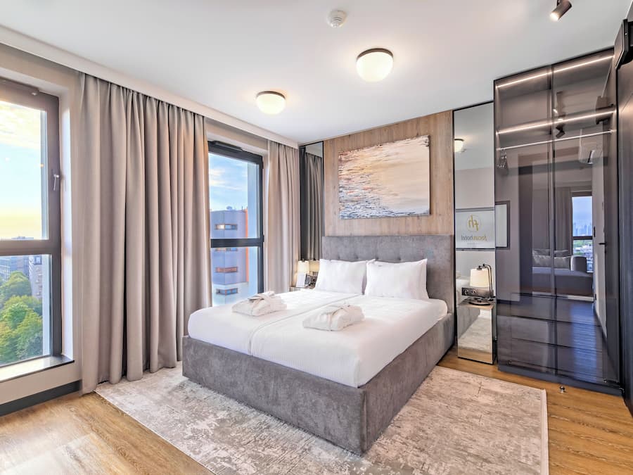 Juniorsvit | Minibar, värdeförvaringsskåp på rummet och skrivbord