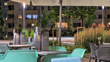 Breakfast, lunch and dinner served