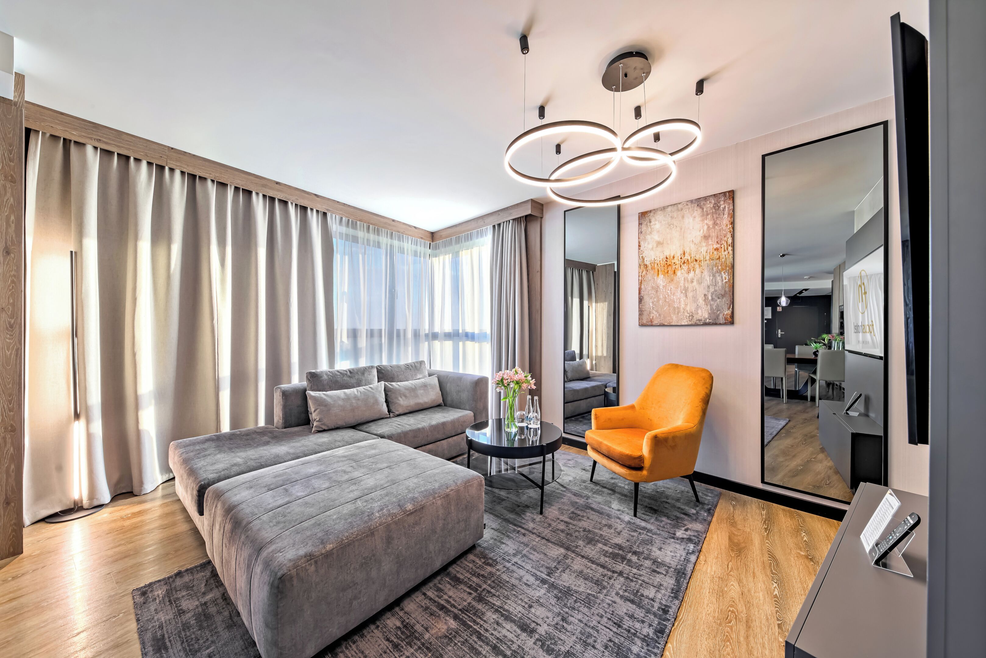 Minibar, caja de seguridad en la habitación y escritorio 