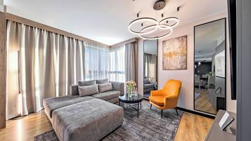 Executive Suite | 1 bedroom, minibar, in-room safe, desk