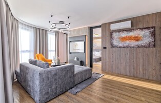 小型套房 | 迷你吧、客房内保险箱、办公桌、笔记本电脑工作区