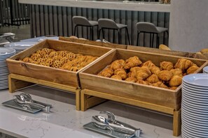 매일 뷔페 아침 식사 유료