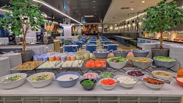 每日供應自助早餐 (每人 PLN90)