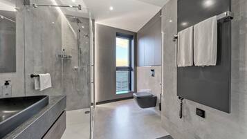 Executive Suite | Bathroom | Shower, rainfall showerhead, free toiletries, hair dryer