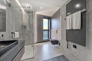 Executive Suite | Bathroom | Shower, rainfall showerhead, free toiletries, hair dryer - Focus Hotel Premium Warszawa (Warsaw)