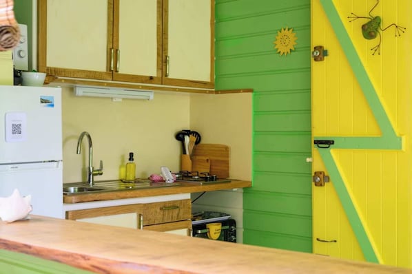 Cafetera y tetera, refrigerador, microondas y horno 