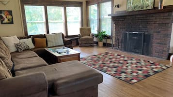 Een televisie, een open haard, een dvd-speler en boeken