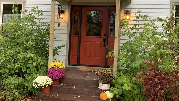 A house with a red door, number 122, and a porch with steps. - Stately home in Washburn  (Washburn)