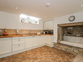 Refrigerador, tetera/pava eléctrica, utensilios de cocina