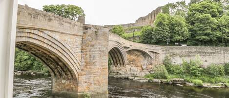 المنطقة المحيطة بالمنشأة