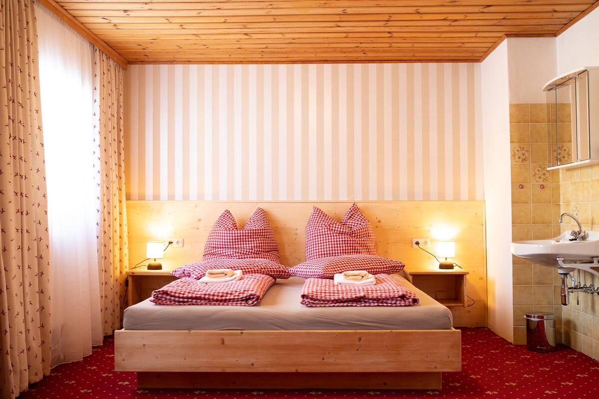 傳統四人房 | 意大利 Frette 床單、高級寢具、羽絨被、記憶棉床墊