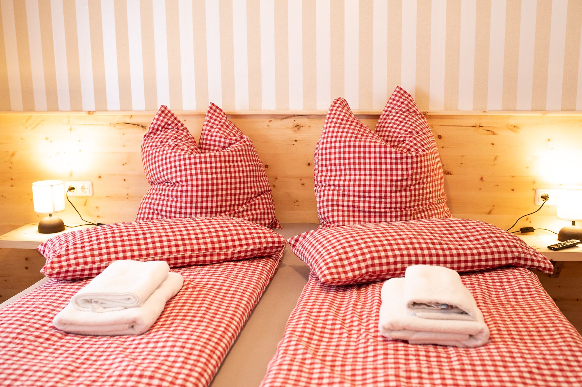 イタリアのフレッテ製シーツ、高級寝具、羽毛の掛け布団、低反発ベッド