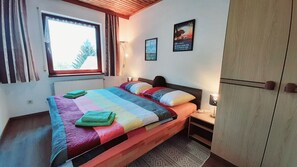 4 bedrooms, travel cot, free WiFi, bed sheets