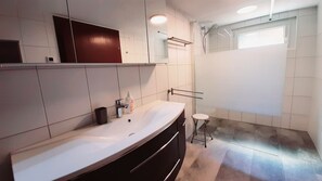 Badewanne, Haartrockner, Handtücher, Seife