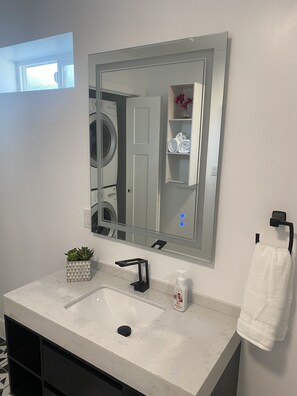 Een douche, een haardroger, handdoeken, zeep