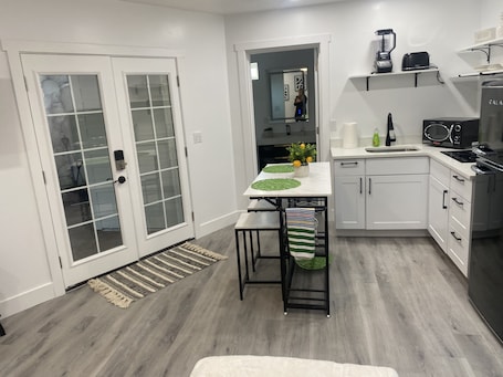 Fridge, microwave, stovetop, coffee/tea maker. Beautiful Backhouse located near by freeway, stores and SLCC